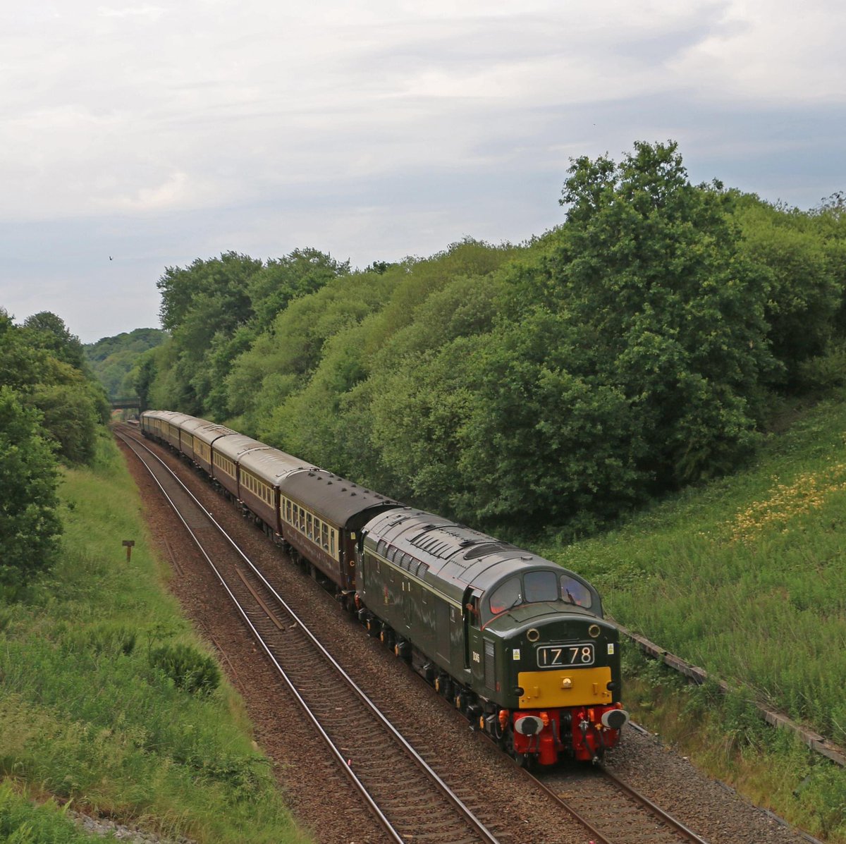 40145 drops down into Blackburn with the Carlisle-Leeds Northern Belle on Saturday 17/06/23. #class40 <a href="/northernbelletr/">Northern Belle</a> <a href="/westcoastrail/">West Coast Railways</a> <a href="/EngineeringCfps/">@CFPS ENGINEERING</a> <a href="/RailwayMagazine/">The Railway Magazine</a>