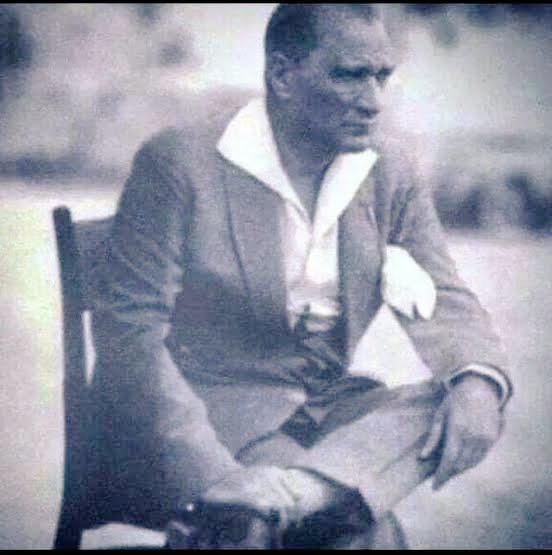 SMEYDAN's tweet photo. Yapay zeka uyarlamasıyla GERÇEKLİKTEN KOPARILMIŞ , kurgu "sözde Atatürk" fotoğrafları değil, "gerçek Atatürk" fotoğrafları kullanalım. Atatürk bir film karakteri, bir masal kahramanı, değil,bir bağımsızlık savaşı ustası,bir devrim önderidir, kurgu veya hayal değil GERÇEKTİR. https://t.co/voISakZxqK