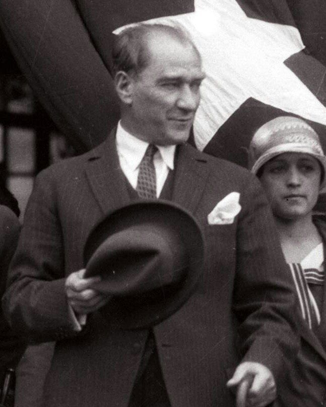 SMEYDAN's tweet photo. Yapay zeka uyarlamasıyla GERÇEKLİKTEN KOPARILMIŞ , kurgu "sözde Atatürk" fotoğrafları değil, "gerçek Atatürk" fotoğrafları kullanalım. Atatürk bir film karakteri, bir masal kahramanı, değil,bir bağımsızlık savaşı ustası,bir devrim önderidir, kurgu veya hayal değil GERÇEKTİR. https://t.co/voISakZxqK