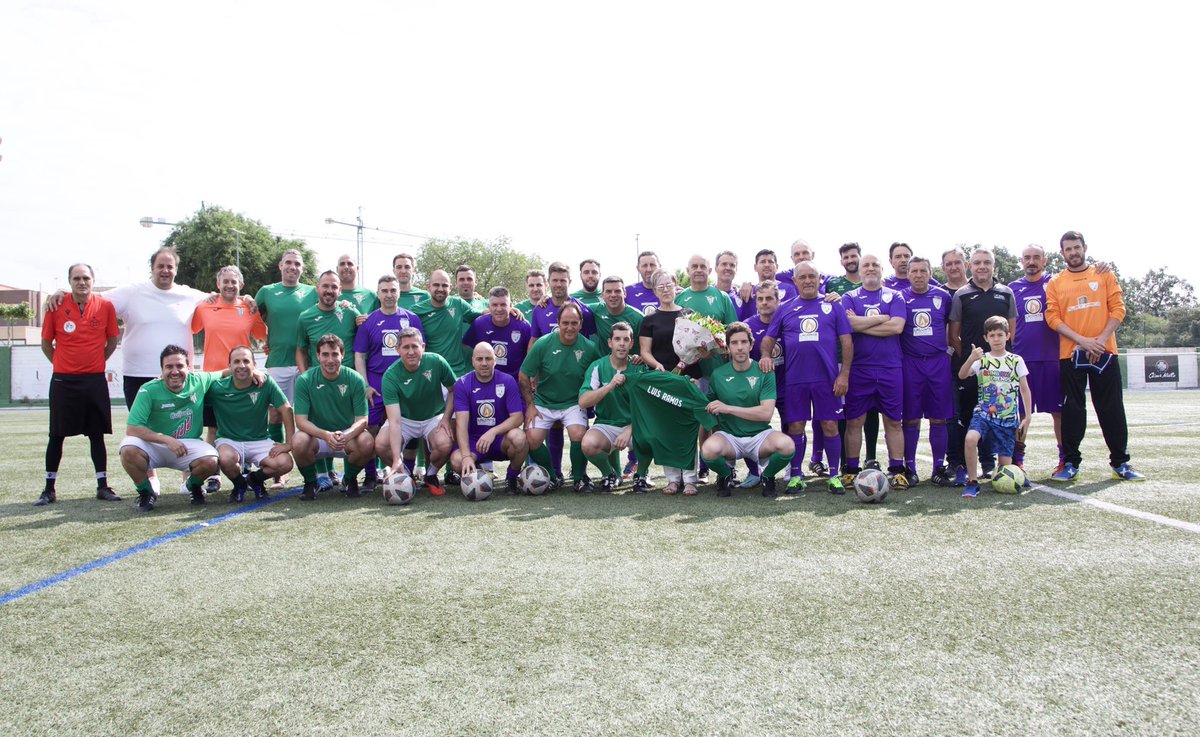 clubdepguijuelo's tweet photo. 𝕄𝕖𝕞𝕠𝕣𝕚𝕒𝕝 𝕃𝕦𝕚𝕤 ℝ𝕒𝕞𝕠𝕤

Antes de comenzar el encuentro, los equipos de veteranos del @clubdepguijuelo y @cdribert , han rendido un bonito homenaje a 𝓛𝓾𝓲𝓼 𝓡𝓪𝓶𝓸𝓼 con la presencia de su mujer Estrella.

💚sɪᴇᴍᴘʀᴇ ᴇɴ ɴᴜᴇsᴛʀᴏs ᴄᴏʀᴀᴢᴏɴᴇs💚 https://t.co/as3GXQti2d