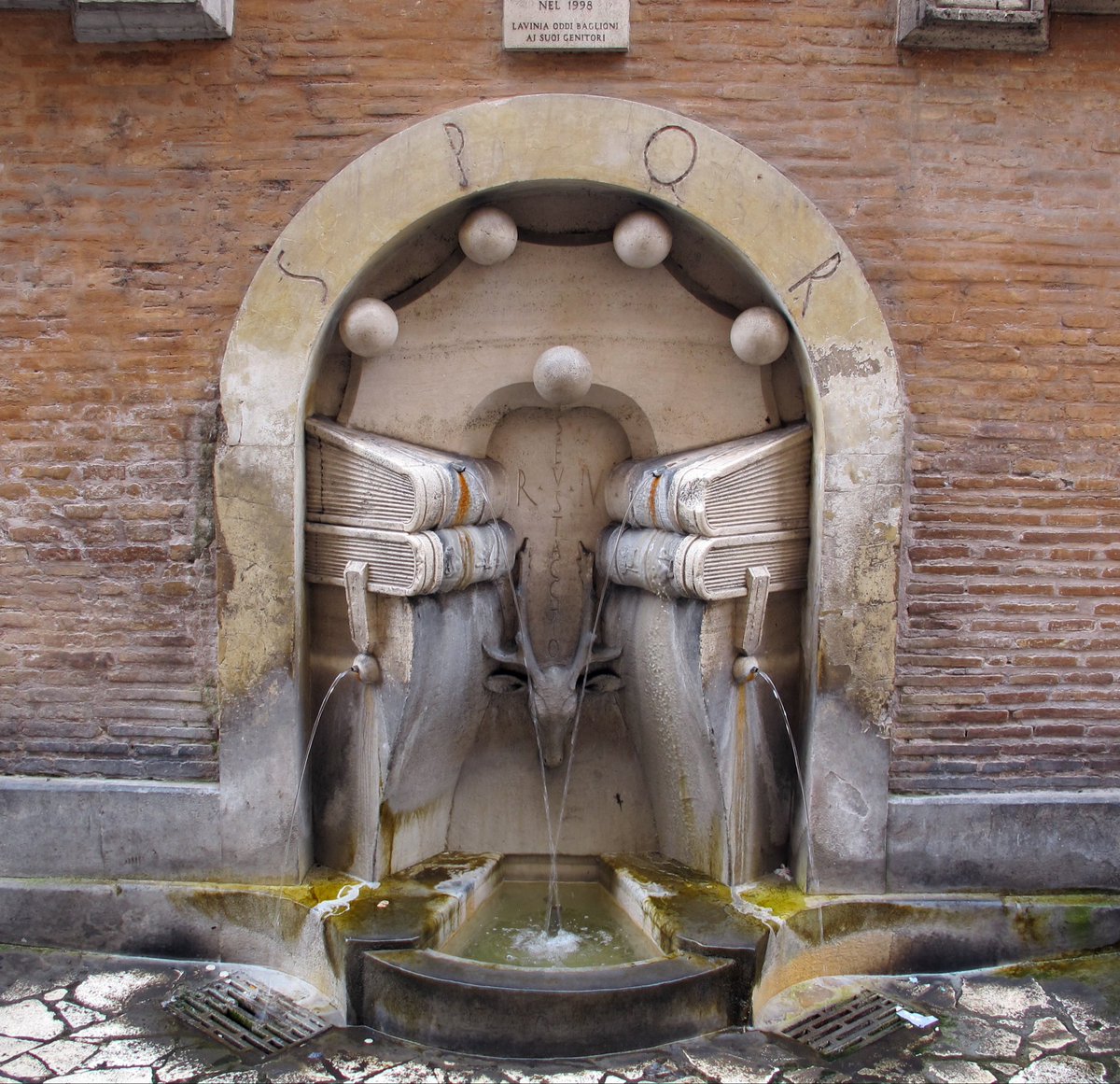 La Fontana dei libri a Roma fu eseguita nel 1927 da Pietro Lombardi per celebrare il rione Sant’Eustachio.

#FotoConLibri a #CasaLettori