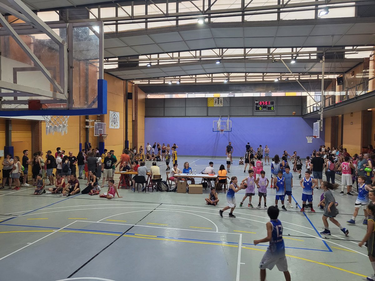 La pluja ha traslladat el 3x3 de bàsquet dels petits a #Rubicity al Regina Carmeli
<a href="/cebsantjordi/">CEBSantJordi</a> <a href="/cemrubi/">CE Maristes Rubí</a> <a href="/radiorubicat/">Ràdio Rubí</a> #Rubiesports
Allà s'hi estaran tot el matí 
A la tarda  hora dels més grans