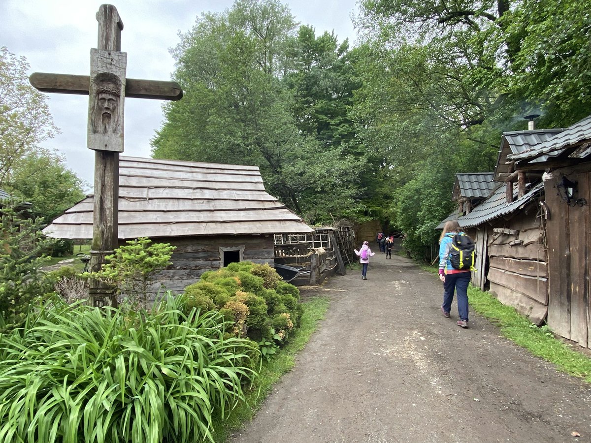 Prváci v máji navštívili dedinku remesiel Abeland v Lozorne. Naučili sa piecť chlieb, pozreli sa do miestneho mlyna, nakŕmili hospodárske zvieratá, strieľali z luku, spoznávali bylinky a uvarili si z nich čaj. Poobede sa pohrali na domácom ihrisku. Galéria:vdp.in.net/abeland2023