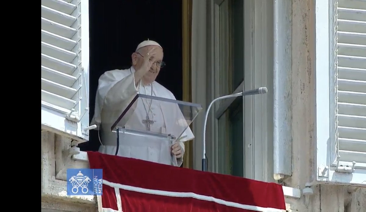 Nach seinem Klinikaufenthalt betet Papst Franziskus den Angelus auf dem Petersplatz in Rom. Zuerst bedankt er sich für den Zuspruch in den vergangenen Tagen.