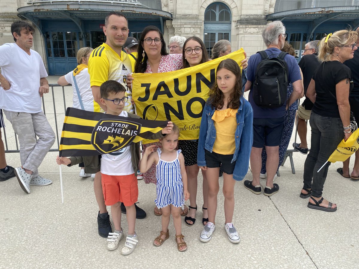 NassefSiham's tweet photo. On est là pour les féliciter pour leur saison et les soutenir malgré la défaite d’hier. Le Brennus on l’aura bien un jour. » Xavier, Cindy et leur quatre enfants sont aux premières loges pour accueillir le ⁦@staderochelais⁩ #Rugby ⁦@SO_LaRochelle⁩ https://t.co/aio6xszGJH