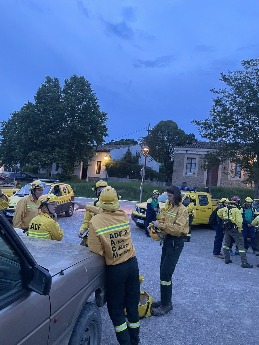 ADF08LesVinyes's tweet photo. 🟡 Ahir a la nit, juntament amb les ADF de la federació @adfbagesmoianes reunits a Castellterçol vàrem fer un simulacre d'incendi nocturn.

🟡 Aquests simulacres són molt importants per a reforçar els protocols d'actuació aixi com l'actuació en l'incendi. https://t.co/4FF1V48QmZ