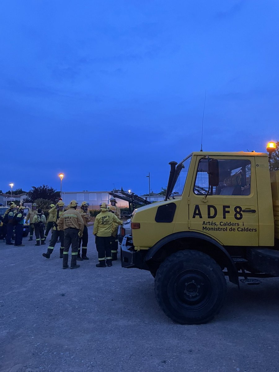 ADF08LesVinyes's tweet photo. 🟡 Ahir a la nit, juntament amb les ADF de la federació @adfbagesmoianes reunits a Castellterçol vàrem fer un simulacre d'incendi nocturn.

🟡 Aquests simulacres són molt importants per a reforçar els protocols d'actuació aixi com l'actuació en l'incendi. https://t.co/4FF1V48QmZ