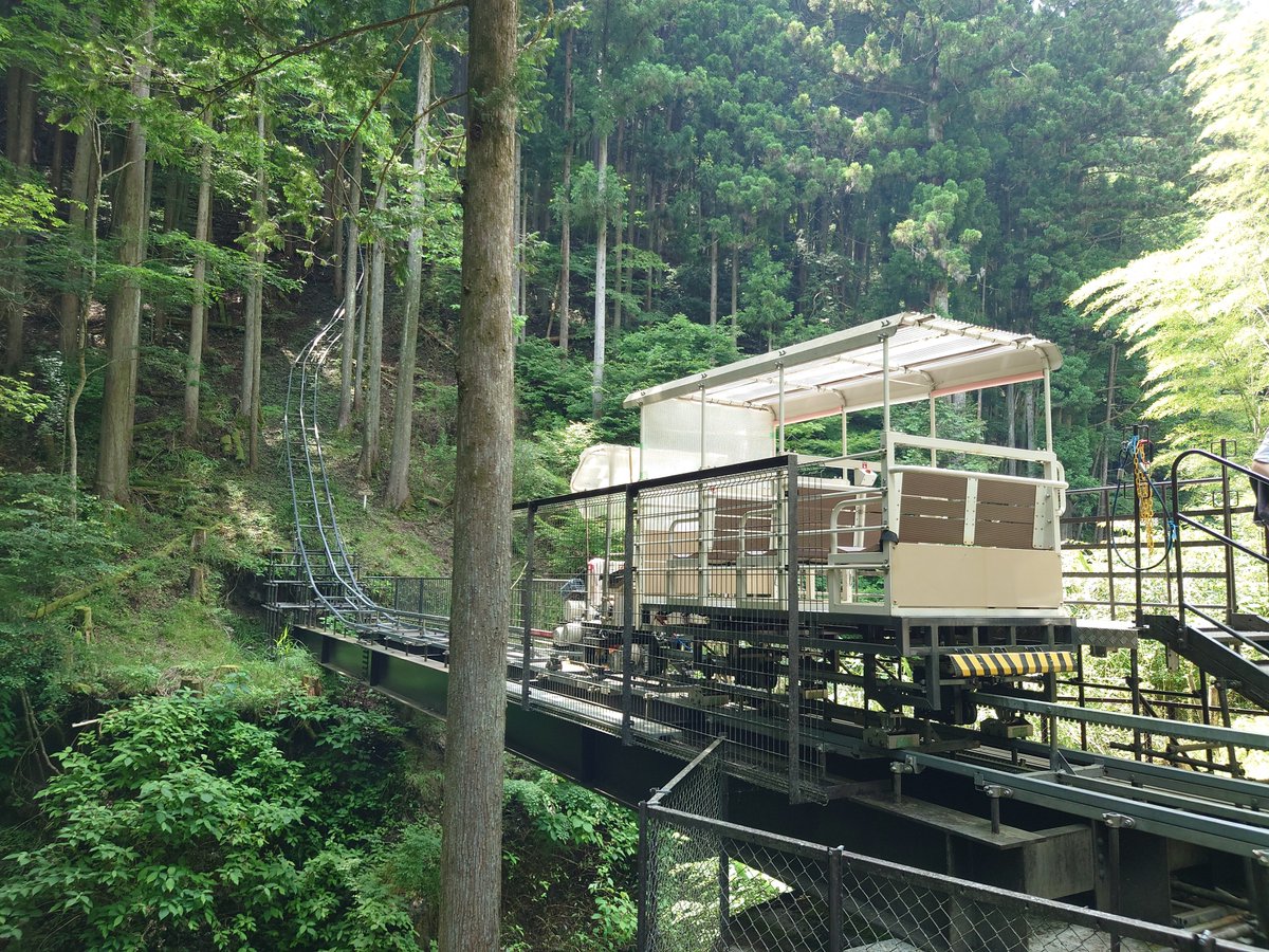 komada14760's tweet image. 今日は東京都檜原村にあるレア交通機関、小林家住宅モノレールに乗ってきました。
村道から約150m標高の高い古民家・小林家住宅(国指定重要文化財)にアクセスするためのもので、元は2011年〜2014年に実施した修復工事の資材等搬入用モノラックをそのまま観光客用に転用したもの。写真は8人乗り車両。