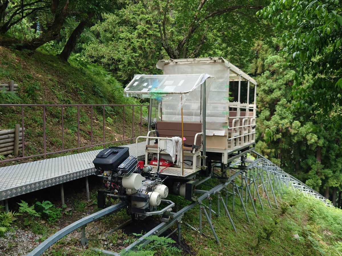 komada14760's tweet image. 今日は東京都檜原村にあるレア交通機関、小林家住宅モノレールに乗ってきました。
村道から約150m標高の高い古民家・小林家住宅(国指定重要文化財)にアクセスするためのもので、元は2011年〜2014年に実施した修復工事の資材等搬入用モノラックをそのまま観光客用に転用したもの。写真は8人乗り車両。