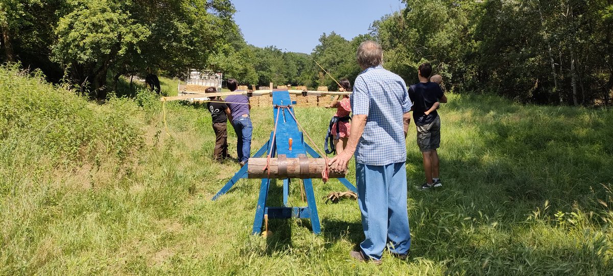 Et sous le soleil on continue les @journees_archeo dans le si beau cadre du prieuré de #Carluc avec démo de cuisine romaine, de tir à l'arc, lance et balliste #JEArcheo #HauteProvence