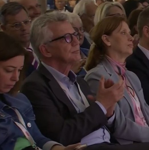 Phillip_Balt's tweet photo. Der Kirchentag hat ihn verändert...
Hier wird fleißig nach einer ekelhaften Rede applaudiert...gegen queere Familienmodelle, für rassistische Sprache, dumpfe Stammtisch Ängste...
#kirchentag
cc @LillyBlaudszun https://t.co/NXmJJQfUTV