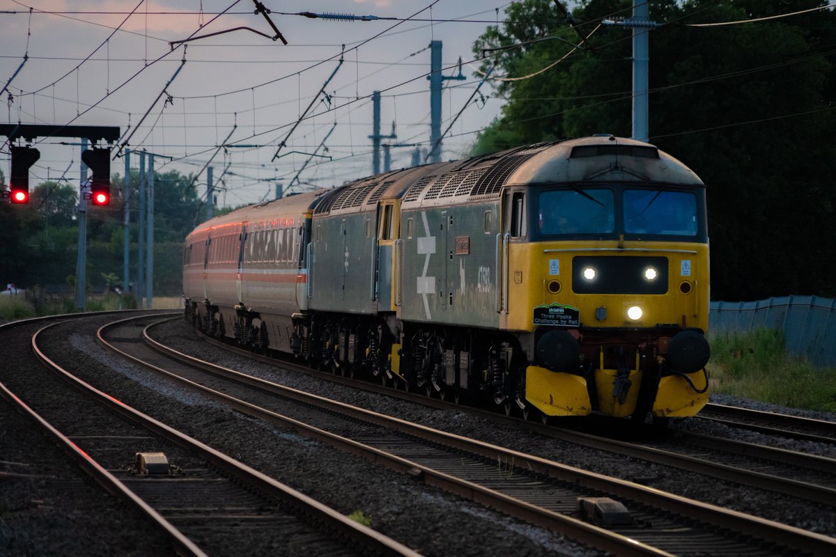I’m fading light 47593 and 47853 (47614) don’t hang around as they make the bend at Winwick Jn and speed towards Warrington Bank Quay working 1Z67 1430 Kingussie to Crewe