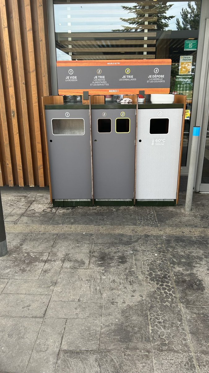 eloisefoissard's tweet photo. Peur on m’expliquer pourquoi est ce que les emballages et les bio déchets terminent dans le même bac ???? @McDonaldsFrance https://t.co/SWTV6iWN33
