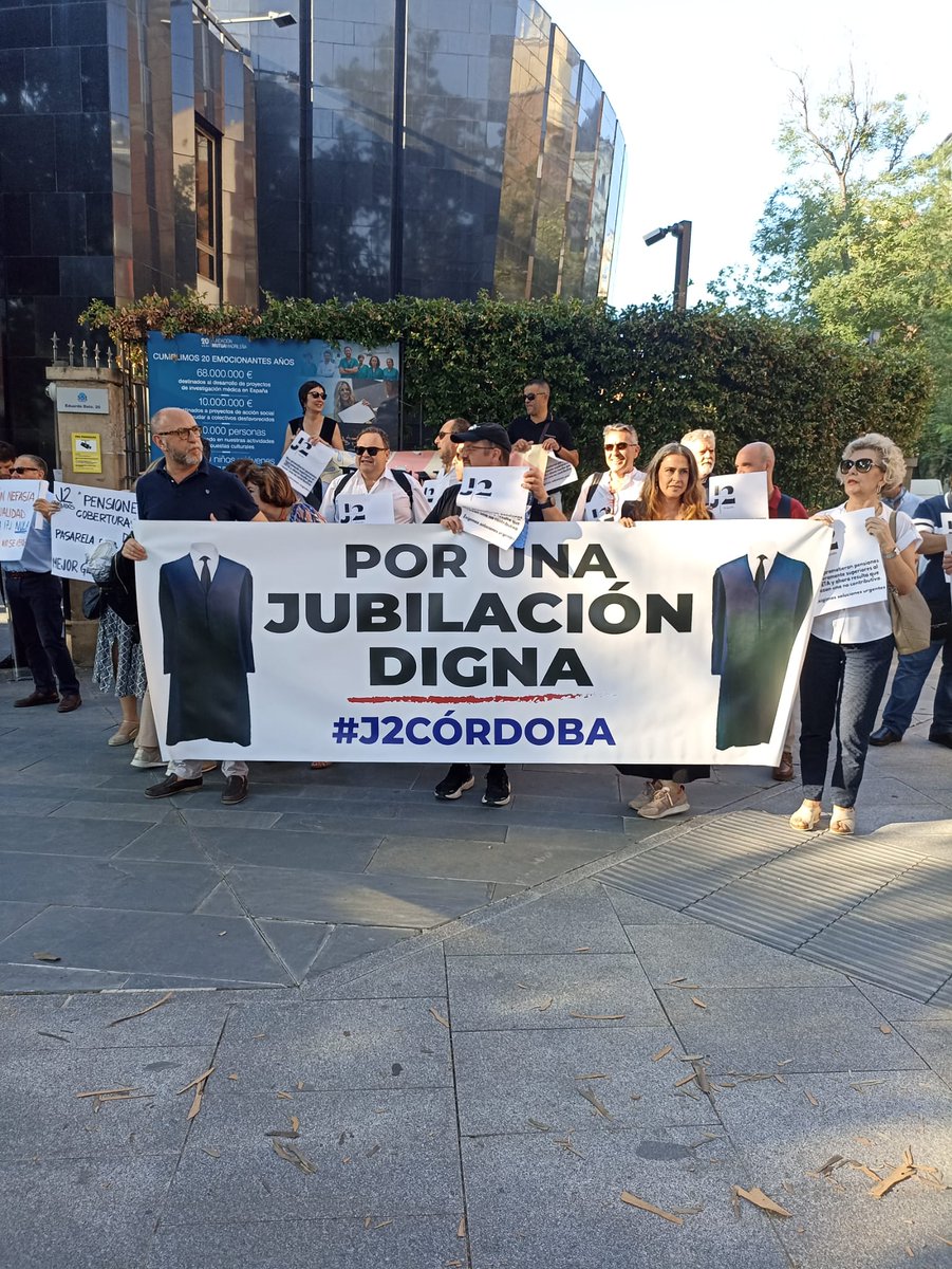 Aiustacausa's tweet photo. "No fallaremos ni flaquearemos. No nos debilitaremos ni nos cansaremos. Ni el choque repentino de la batalla ni las prolongadas tareas de vigilancia ni el esfuerzo nos desgastarán. Danos las herramientas y terminaremos el trabajo". (Churchill)
#MovimientoJ2
#SolucionesPensionesJ2 https://t.co/nnI8csOHpA