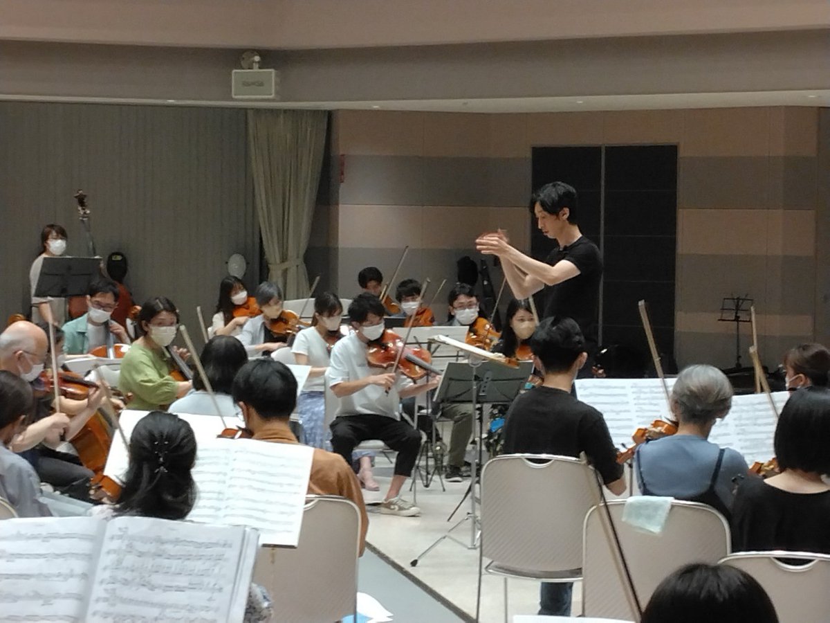 sendaishiminkyo's tweet photo. 今週末は本番前最後の指揮者練習でした！🎻
細かいところまでしっかり詰めて、マエストロの色濃い曲に仕上がってますよ～( ≧∀≦)ノ
ぜひ、来週の日曜日は日立システムズホール仙台へ！

#ブラームスアニバーサリーイヤー
#未来先生もぱしゃり📷️ https://t.co/gUl5GNc3p6