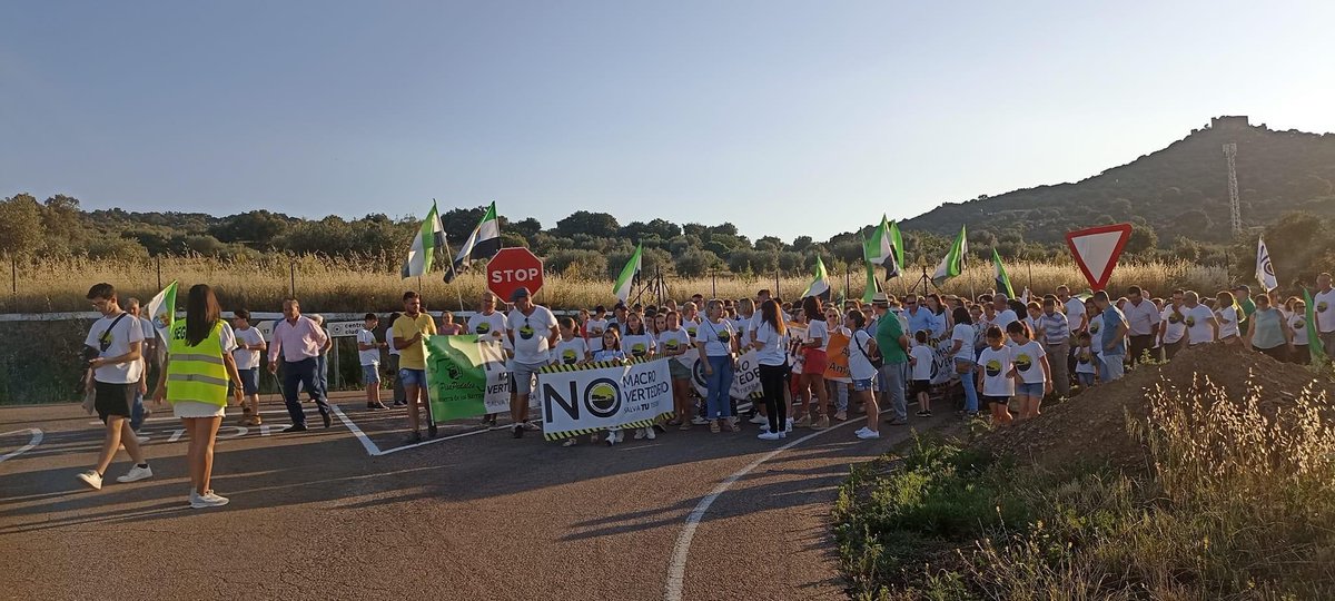 Si alguien piensa que Salvatierra se resigna, ¡está muy equivocado! En el acto de ayer se izaron banderas en cada una de las entradas al pueblo. Una marcha acompañó el acto a los diferentes sitios. ¡NO AL MACROVERTEDERO!