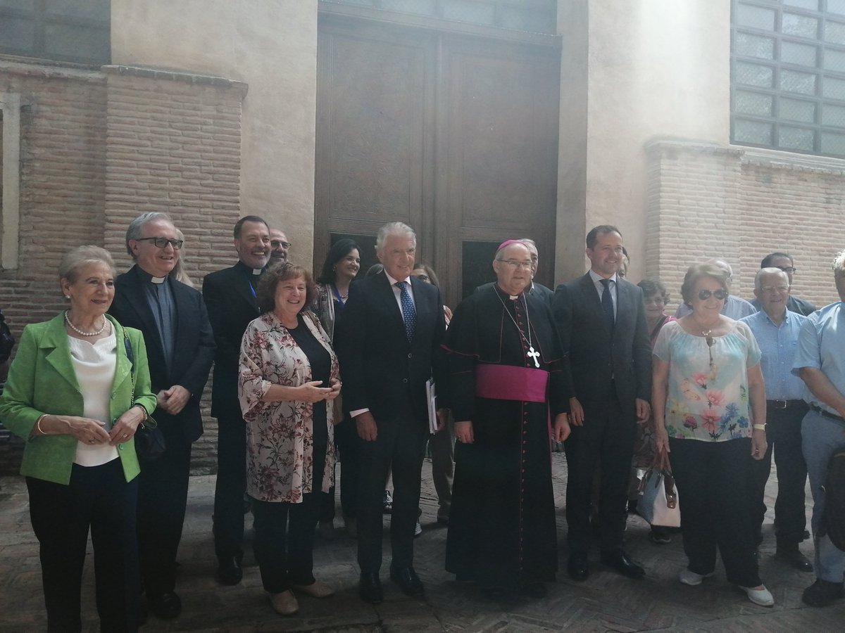 En la entrada de la sinagoga La Mayor Santa Maria la Blanca, momentos antes de la oración conjunta entre judíos y cristianos. <a href="/Obispofcerro/">✙ Francisco Cerro Chaves</a> <a href="/architoledo/">Archidiócesis de Toledo</a> <a href="/toledoayto/">Ayuntamiento de Toledo</a> <a href="/CentroJC/">CEJC</a>