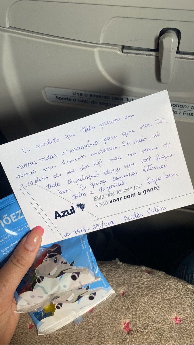 andresapereiras's tweet photo. O comissário da azul me viu chorando e veio me entregar isso… 
Por mais Nicolas no mundo @azulinhasaereas https://t.co/1Albh2k6TW