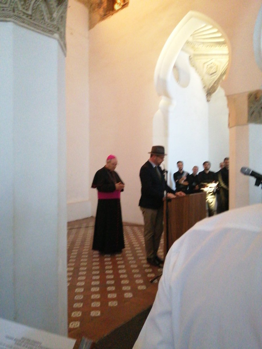 Oración conjunta del rabino Punturello y el obispo de Toledo <a href="/Obispofcerro/">✙ Francisco Cerro Chaves</a> en La sinagoga Mayor de Toledo. <a href="/architoledo/">Archidiócesis de Toledo</a> <a href="/CentroJC/">CEJC</a>