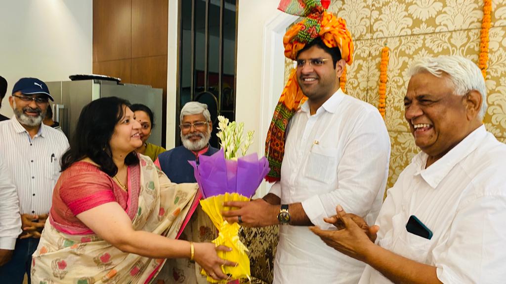 manoj_kverma's tweet photo. #DeputyCMHaryana@Dushyant Chautala#GMDA
Today Dy CM of Haryana Shri Dushyant Chautala ji graced our society and patiently listened to our concerns and assured resolution, major being 24' rdconnecting sec86 to sect90 completion as per master plan, repairof approach road to DLFRG https://t.co/4Q9rQ6TPFz