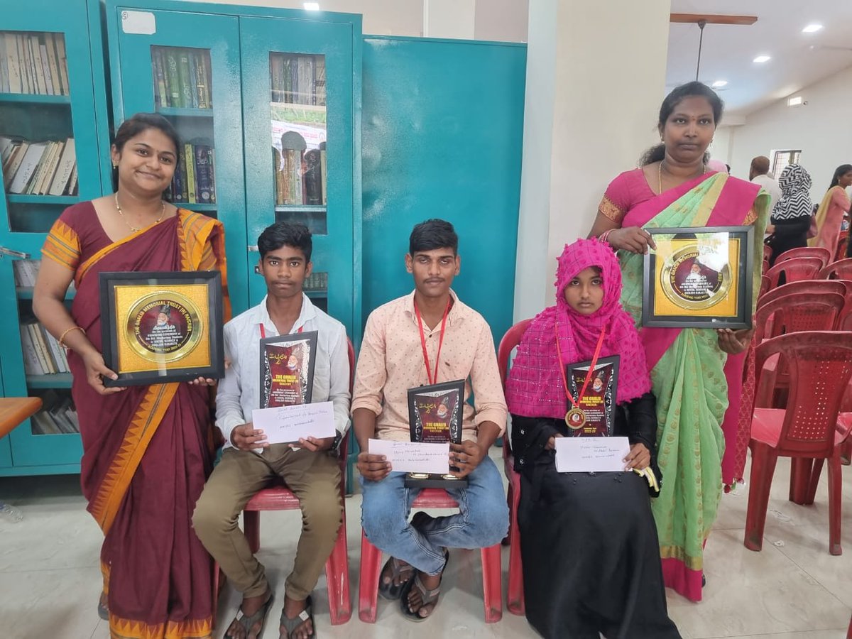 MmdrsRaichur's tweet photo. ಘಾಲಿಬ್ ಮೆಮೋರಿಯಲ್ ಟ್ರಸ್ಟ್ ರಾಯಚೂರ ರವರ ವತಿಯಿಂದ ಸಮಾಜ ವಿಜ್ಞಾನ ಹಾಗೂ ಇಂಗ್ಲೀಷ್ ವಿಷಯಗಳಲ್ಲಿ ��ತಿ ಹೆಚ್ಚು ಅಂಕ ಗಳಿಸಿದ ನಮ್ಮ ಶಾಲೆಯ  ವಿದ್ಯಾರ್ಥಿಗಳಿಗೆ ಹಾಗೂ ಶಿಕ್ಷಕರಿಗೆ ಪ್ರತಿಭಾ ಪುರಸ್ಕಾರ ಹಾಗೂ ನಗದು ಬಹುಮಾನ ವನ್ನು  ನೀಡಿ ಸನ್ಮಾನಿಸಿದರು ....ವಿದ್ಯಾರ್ಥಿಗಳಿಗೆ ಹಾಗೂ ಶಿಕ್ಷಕರಿಗೆ ಅಭಿನಂದನೆಗಳು,💐💐
@DOMGOK @of_raichur https://t.co/JD6xIi1lzz