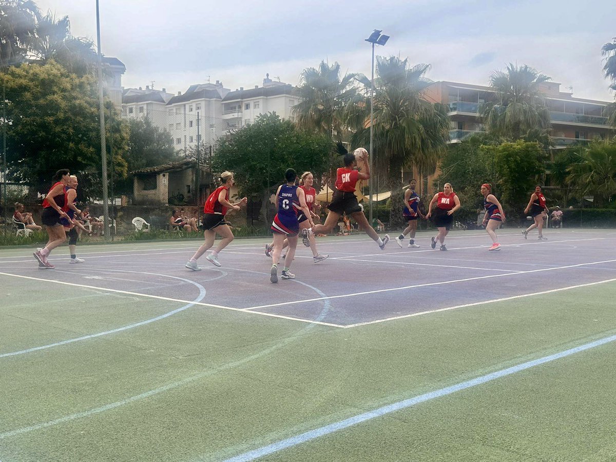 NetballSwp's tweet image. Third Game of the day 

Daffo-fillies 7  V 6 Thursday Thunder 

A close win for the ladies 🌼