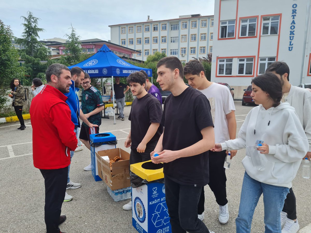 GSB_IlkadimGM's tweet photo. Her daim gençlerimizin yanındayız🤗  Köy okulundaki kardeşlerimiz için kalem setlerine talip olduk. ♻️
#GsbHepYanında 💐
#YKS2023
@OA_BAK 
#GençDönüşüm 
#EgitimTimi https://t.co/ukoBALZ9mj