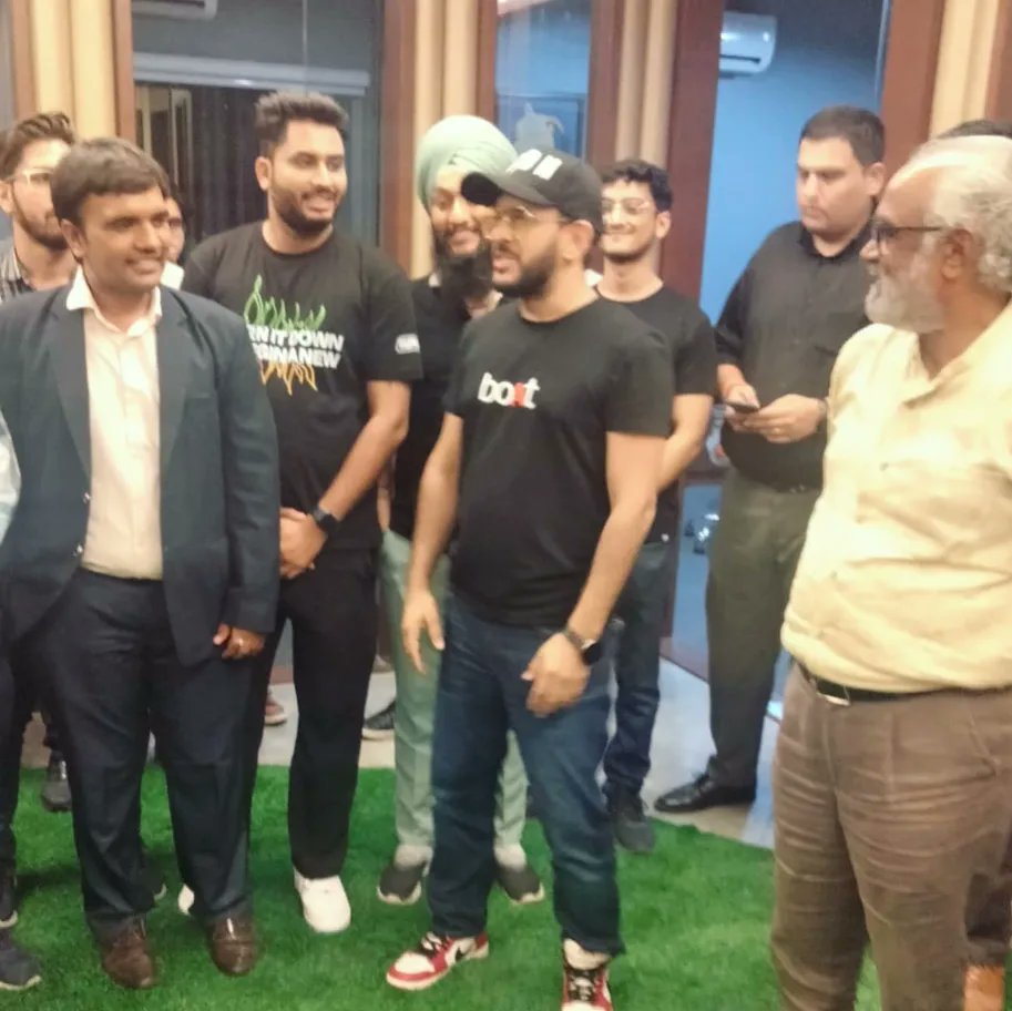 Had a fun conversation and some candid snaps with popular startup entrepreneur, shark 🦈 from #SharkTankIndia, co-founder of unicorn startup company - Boat, Aman Gupta, and Diamond tycoon 💎 & renowned businessman Savjibhai Dholakia at Dholakia Ventures - Surat.