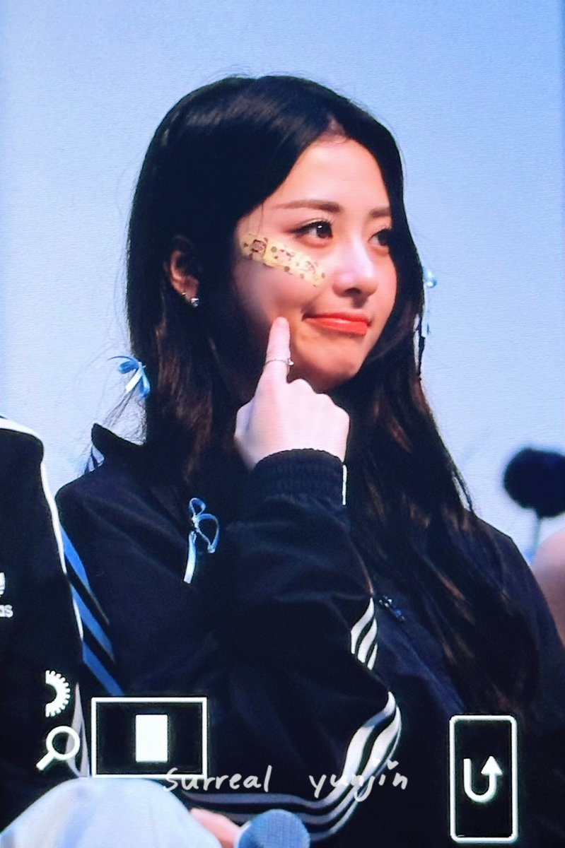 Today's fansign. 🥰 Thank you FEARNOTS who came and a special thank you for Surreal fansite for taking these pictures of me.