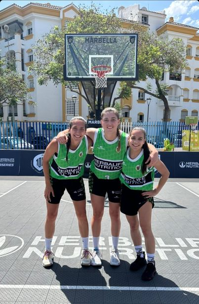 EsportGironi's tweet photo. BÀSQUET-El @GEiEGBasquet 3x3 no es va classificar per als quarts del Marbella Open.
L'equip format per @laiamoya18, @HelenaCondomm i @Claudia_Morente va tancar la fase de grups amb un balanç d'1V i 3D.
#Herbalife3x3Series #MarbellaOpen https://t.co/FHa9yFXFdV