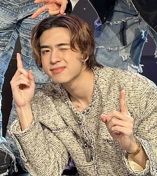 INGENi0USQ's tweet photo. มาขายเพลงหรือมาขายความน่ารักน้อ ยกนิ้วทำเท่ไปหนึ่ง ขยิบตาหนึ่ง น่ารักโว่ย 💜💜💜

 #ไทยนิยมxพ้อกสี https://t.co/BKAmEKETcB