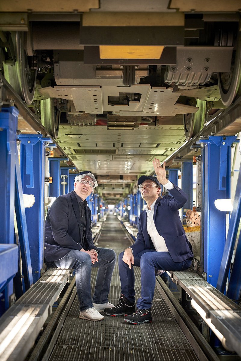 ICE von unten: <a href="/DB_Presse/">Deutsche Bahn AG</a>-Vorstand Michael Peterson erklärt mir, warum der ICE 3neo auch von unten eine gute Figur macht. Im Interview für <a href="/turi2/">turi2</a> sprechen wir über Verspätungen, die Kommunikation und das Marken-Versprechen der Bahn turi2.de/aus-der-editio…