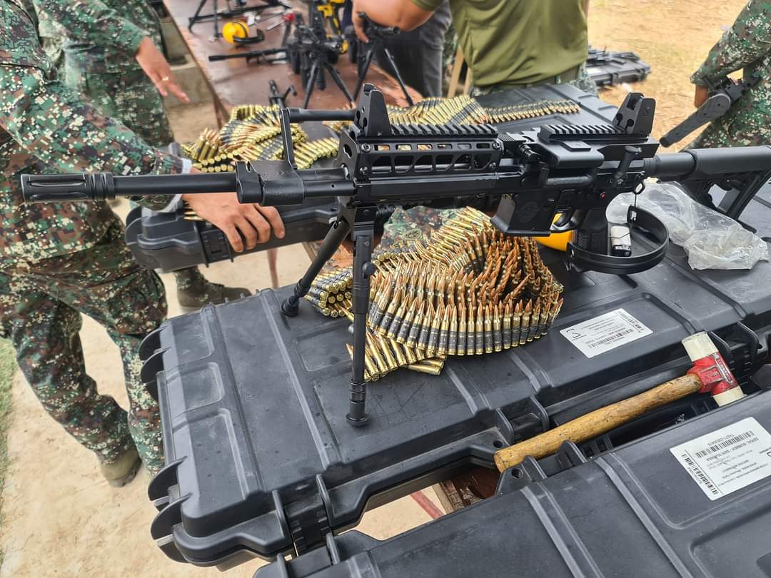 EVostox's tweet image. [English] 18/06/2023

&quot;MFR56&quot; 

(Apparently I missed this one)

On May 30 2023, Philippine Marine Corps officially received 160 unit of Turkish-made System Defense &quot;MFR56&quot;. A 5.56x45 mm NATO LMG for their squad automatic weapons requirement. 

(📸 / 📹 Edwin Año) 
[1/3]