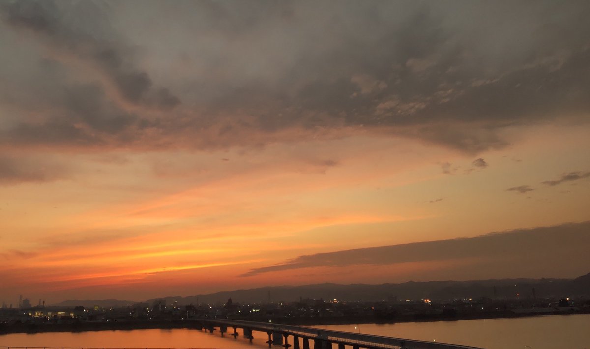kisyu_jin_777's tweet photo. 皆さん、今日もお疲れ様でした😌
#和歌山市
#イマソラ
#夕焼け
#夕暮れ
#黄昏時 https://t.co/wKEU1cgRdr