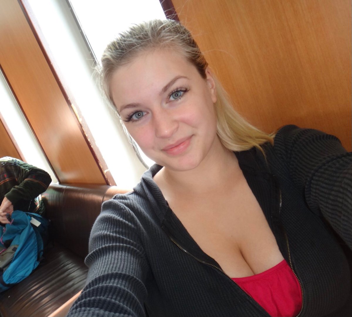 DaniellaDelau19's tweet photo. Douce journée à tous 🩹💋💋 https://t.co/YHWp6MsMIw