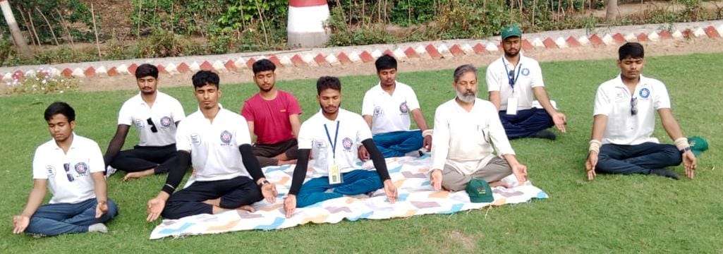 NssBhu's tweet photo. काशी हिंदू विश्वविद्यालय मालवीय भवन से शास्त्री भवन नई दिल्ली तक आयोजित "मिशन लाइफ साइकिल यात्रा" के  ग्रेटर नोएडा आगमन पर स्थानीय नागरिकों द्वारा स्वागत  किया गया। @bhupro @ianuragthakur @EduMinOfIndia @YASMinistry @dpradhanbjp @NSSRDLucknow @pibyas @pibyas @PIBHRD @dsw_bhu https://t.co/B7BRkQ97gI
