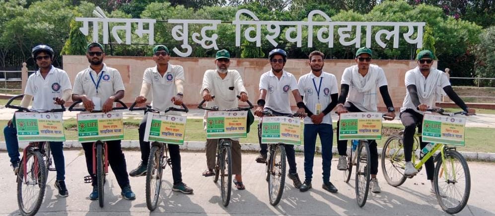 NssBhu's tweet photo. काशी हिंदू विश्वविद्यालय मालवीय भवन से शास्त्री भवन नई दिल्ली तक आयोजित "मिशन लाइफ साइकिल यात्रा" के  ग्रेटर नोएडा आगमन पर स्थानीय नागरिकों द्वारा स्वागत  किया गया। @bhupro @ianuragthakur @EduMinOfIndia @YASMinistry @dpradhanbjp @NSSRDLucknow @pibyas @pibyas @PIBHRD @dsw_bhu https://t.co/B7BRkQ97gI