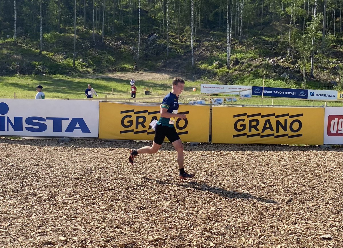 Ponnen miehet Porvoon Jukolassa sijalle 141 joukkueella Perttu Hietala, Juho-Matti Taivainen, Jyri Uusitalo, Jaakko Tervo, Jere Korteniemi, Janne Häkkinen ja Kalle Häkkinen. Kuvassa Kalle maalisuoralla. online.jukola.com/tulokset-new/f…