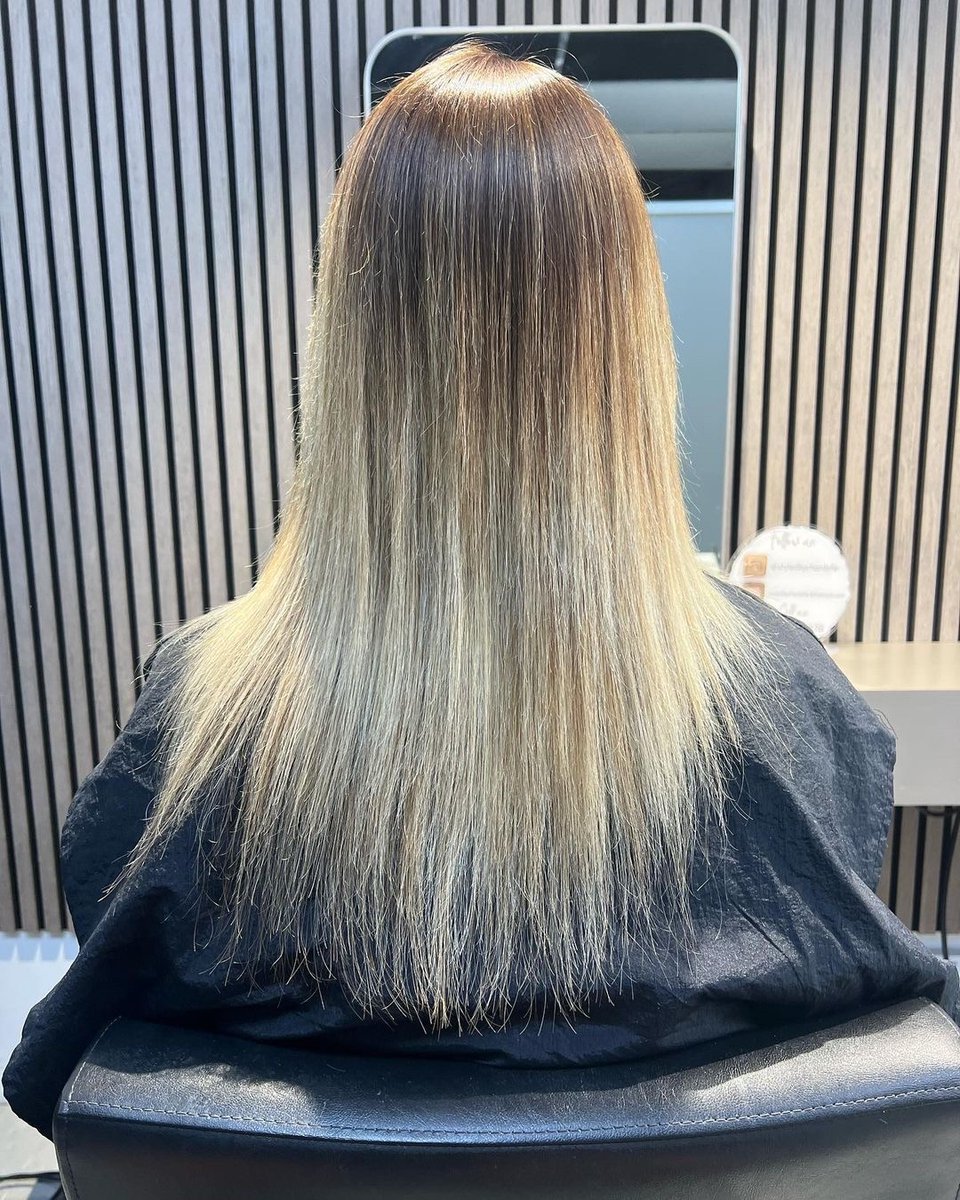 Check out this before & after by @styledbychantelle 🤍
.
.
.
#essexhairstylist #beforeandafterhair 
#balayagehighlights #hairextensionsessex #blondehairextensions