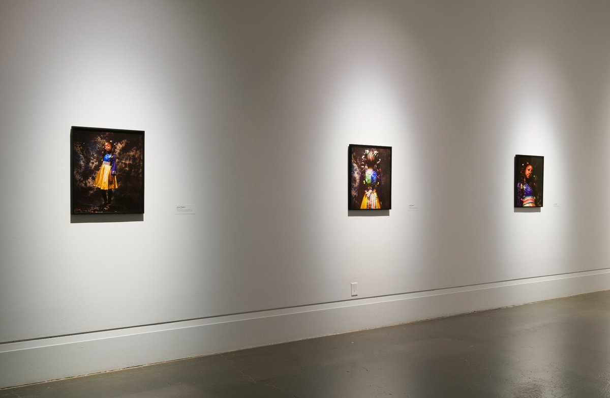 📷 Jorian Charlton, Kahfiya 1, Kahfiya 2 and Kahfiya 3, 2020
Photo by Fausta Facciponte
#agmengage #joriancharlton #agmxjoriancharlton #coopercole #CONTACT #scotiabankcontactphotographyfestival #photography #mississauga #betweenus