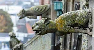 Quasimodo, Notre-Dame'ın kamburunda Gargoylelere bakıp 'Neden sizin gibi taştan olmadım' diyordu çektiği acıyı dışa vururken. Gargoyle aslında mimari bir eleman olarak yağmur ve kar sularının binanın duvarından daha uzağa akmasını sağlıyordu (çörten) ancak Gargoylelerin…