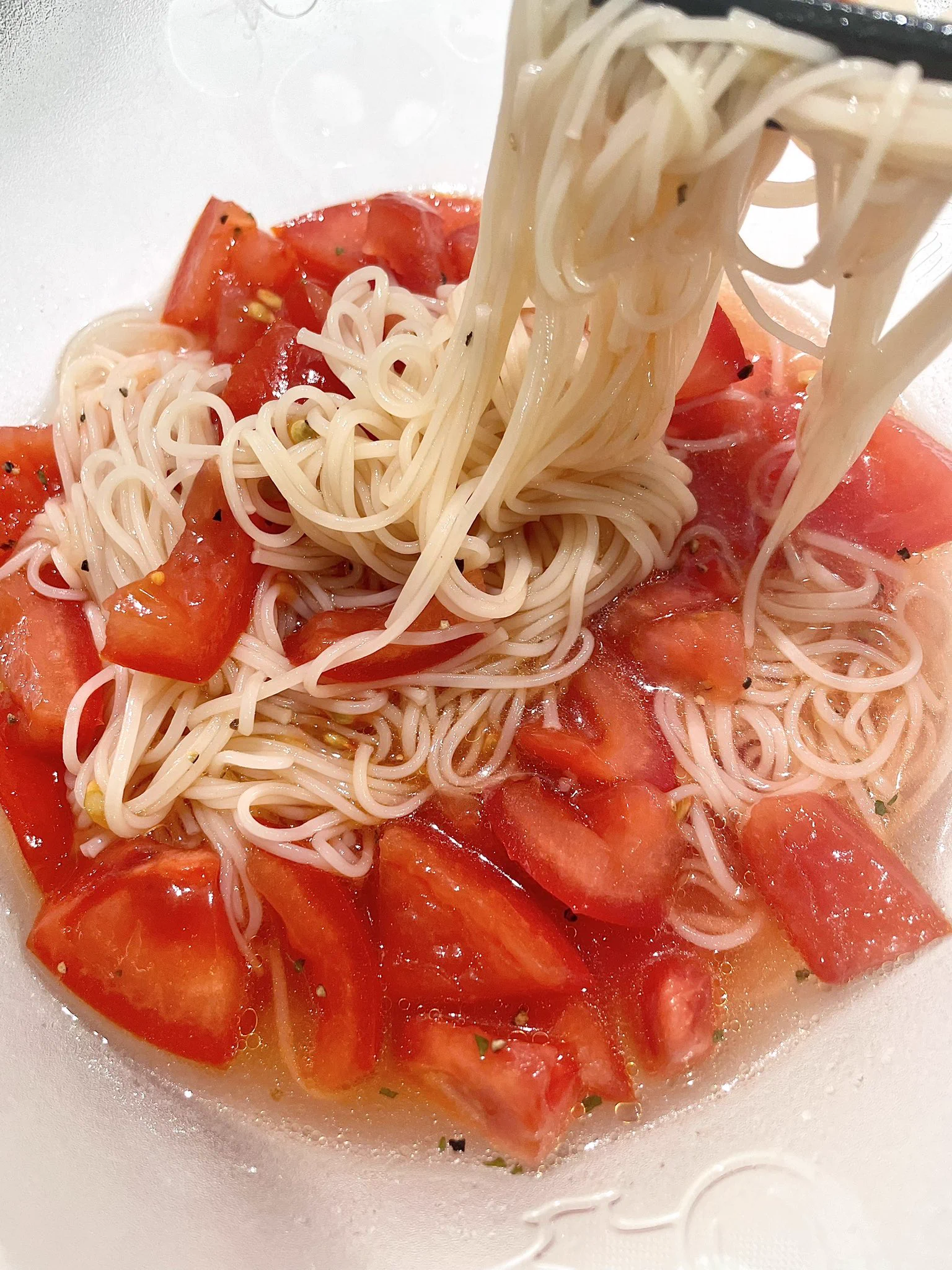 暑い日にピッタリ♪麺にかけたらさっぱり激うま『冷製トマトパスタ』