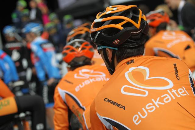 lequipe's tweet photo. Les équipes Euskaltel-Euskadi et Baloise Trek Lions victimes d'un vol de vélos https://t.co/8MHeuTIfih https://t.co/Hq0FvLYZUG