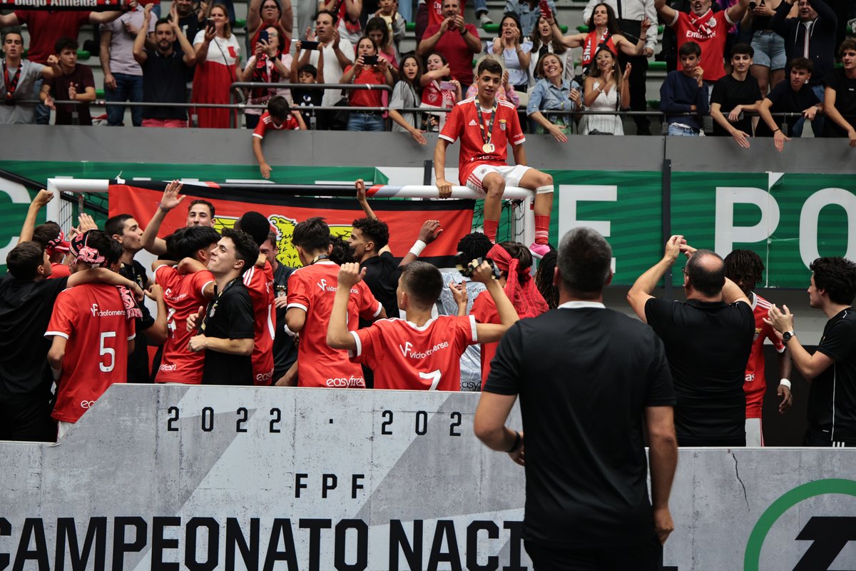 🏆⚽ Os Sub-17 do #FutsalBenfica são 𝑪𝒂𝒎𝒑𝒆𝒐̃𝒆𝒔 𝑵𝒂𝒄𝒊𝒐𝒏𝒂𝒊𝒔! → bit.ly/3XfKvGD

📸 FPF