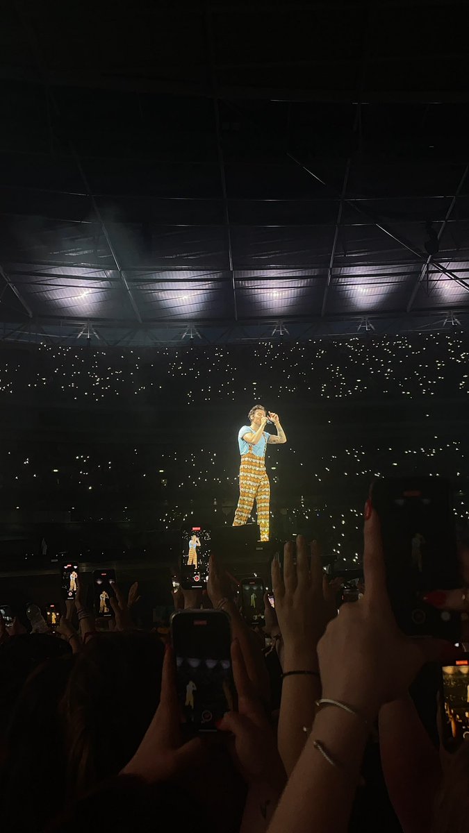beIlashouse's tweet photo. love love love (on tour) https://t.co/Weaf2aOYQA