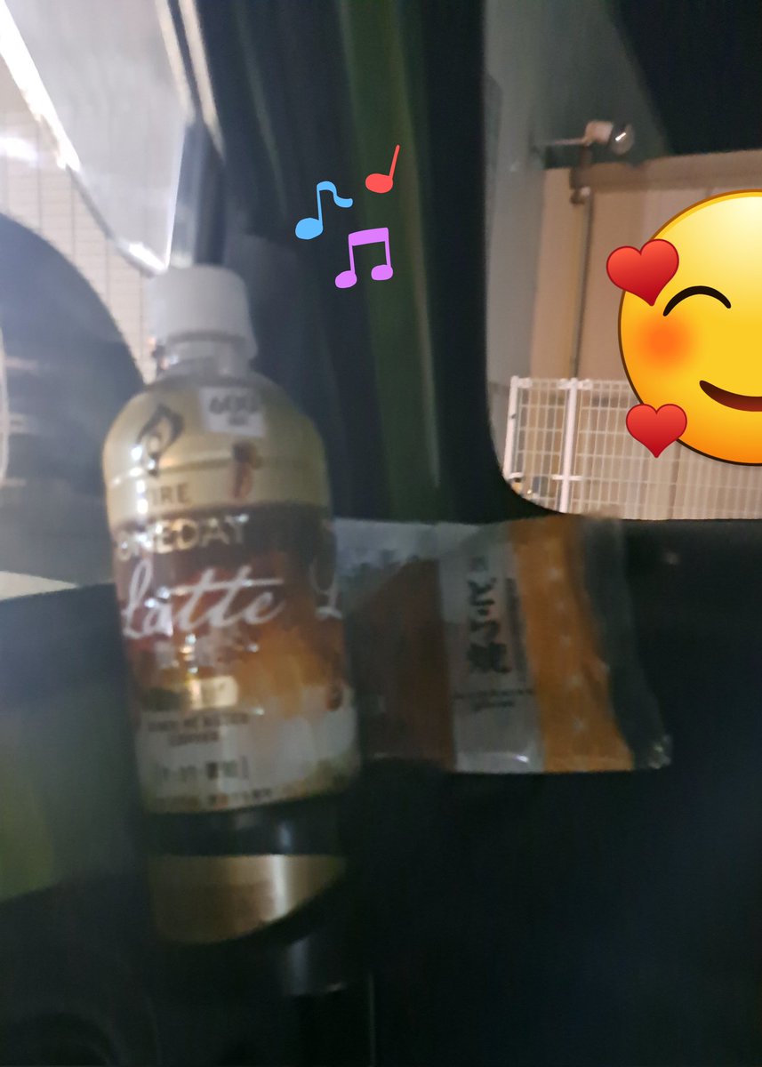 今夜のおやつは🦒ファイヤー🔥coffee☕ & どら焼き～✨
毎度お馴染みのペア～✨
なんだか暇そう～😂しゃちょさんは～五木ひろしオンパレード🎵💃大音量～そして～ﾁｬｹﾞｱｽの万里のかわ🎵久しぶりに聞いた～🤣🎵すでに瞼が重くなってきますた～😁
みなさま❤️ゆっくりおやすみくださいね～(^o^)/💕