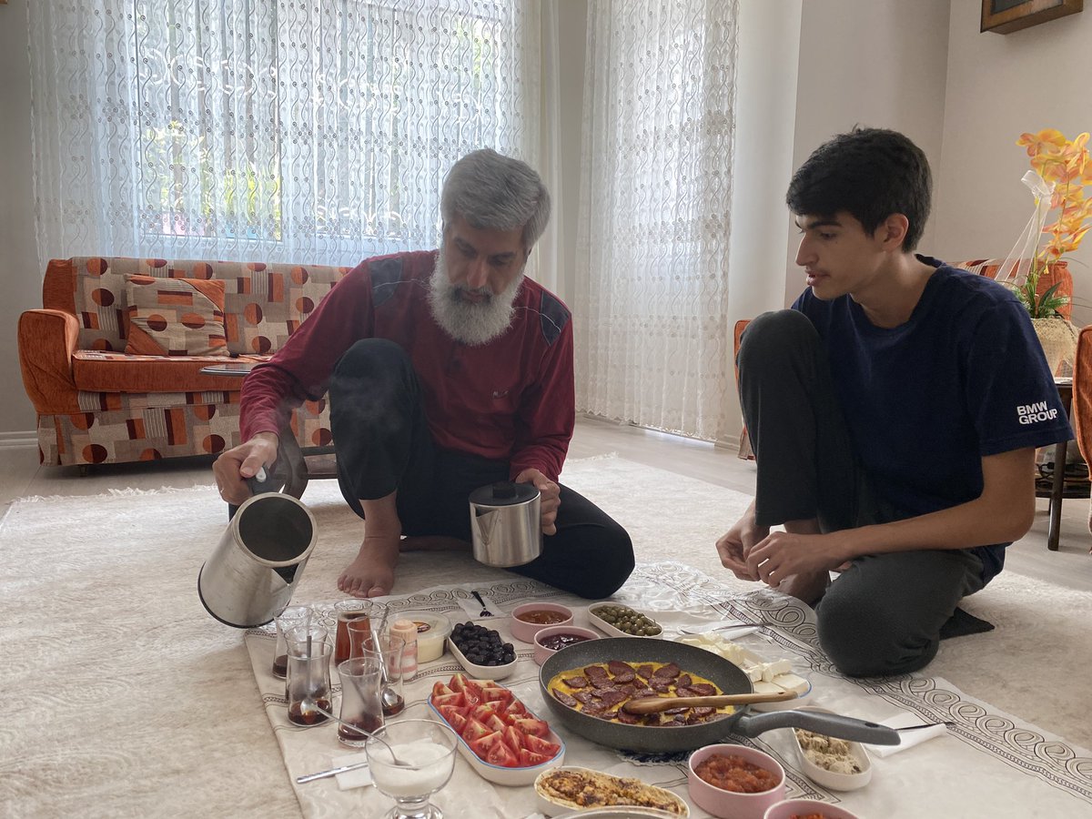 13 ay sonra ilk kahvaltı🥹
“Çok garip iki gün önce orda kahvaltı yapıyordum” diyor. 
Bizde çayları babam doldurur demiştik, kaldığımız yerden devam..
Evine hoşgeldin babacım❤️