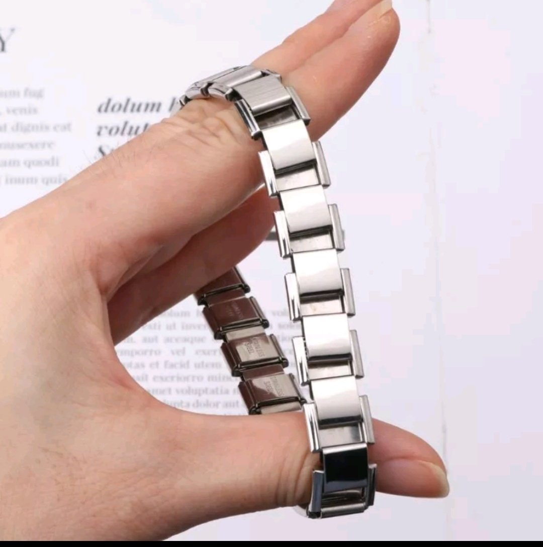 Um dos maiores surtos da moda masculina dos anos 2000, essa pulseira aqui. Eu tive ! 🤪