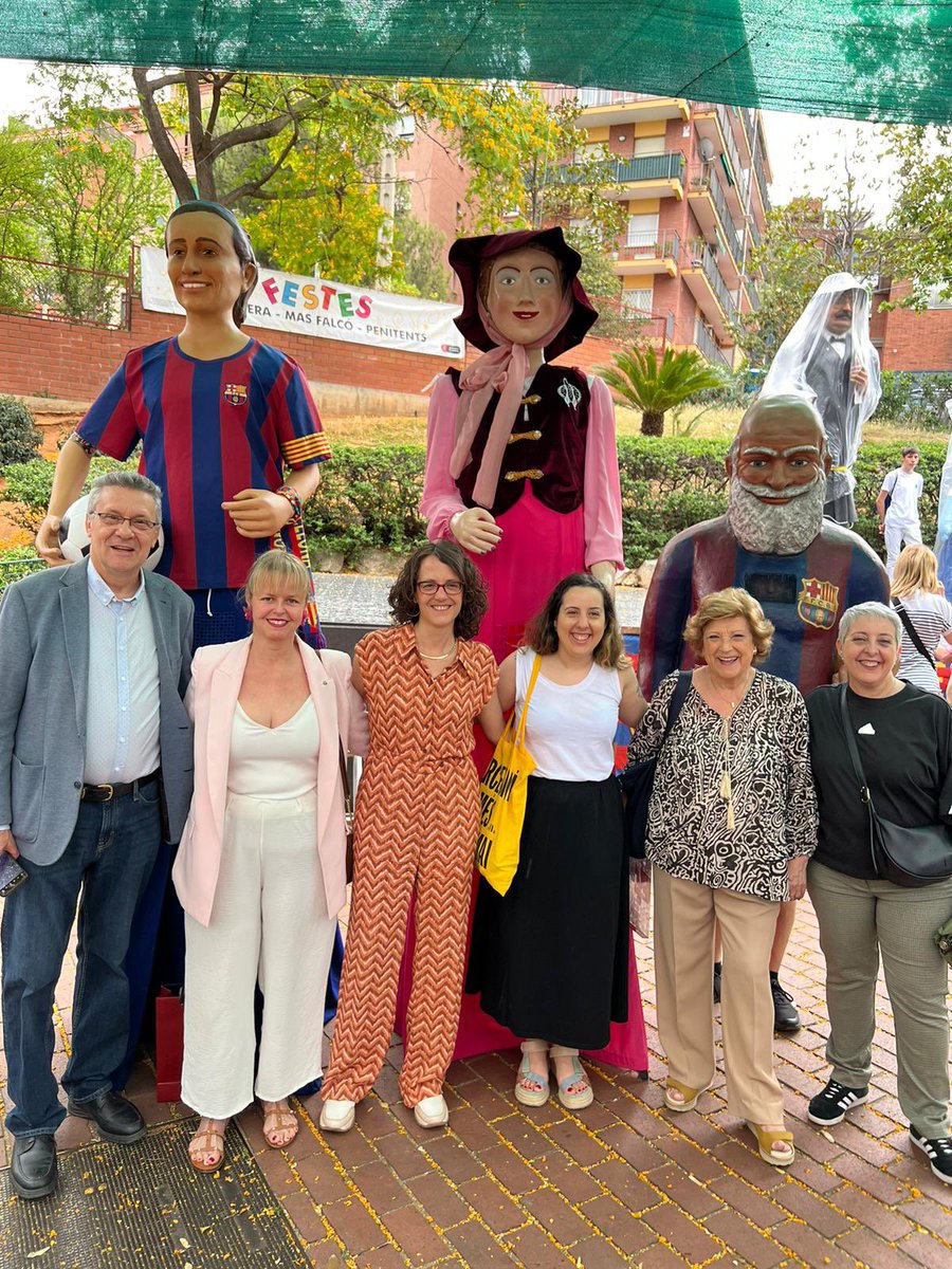 Matí a la celebració dels 31 anys de la penya i al bateig de la Noni, la primera geganta del @FCBarcelona_cat i de la Penya Barcelonista de la Teixonera. Visca la Noni🎉

👉🏻La consellera @taniaverge ha reivindicat trencar amb els missatges d’estereotips de gènere en els esports!