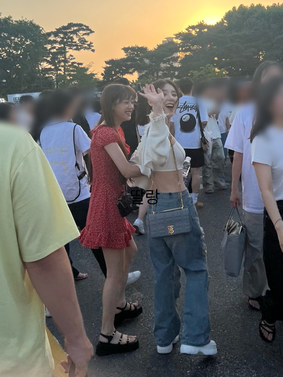 Heejin and Chuu seen at the Bruno Mars concert